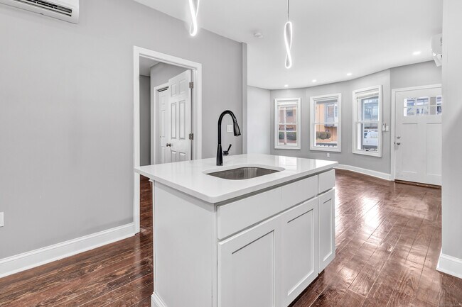 Building Photo - 877 Madison Ave