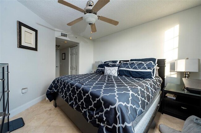 Building Photo - 520 SE 5 Ave