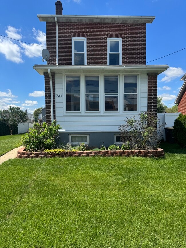 Primary Photo - 734 6th St