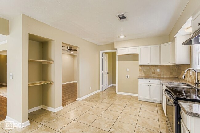 Building Photo - 15710 Sandy Hill Dr