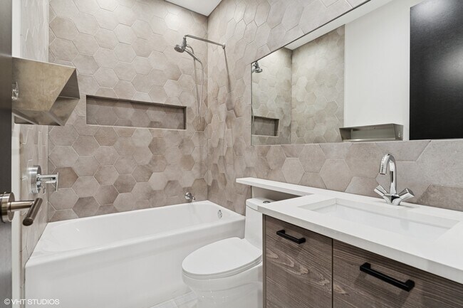 Building Photo - 927 N Damen Ave
