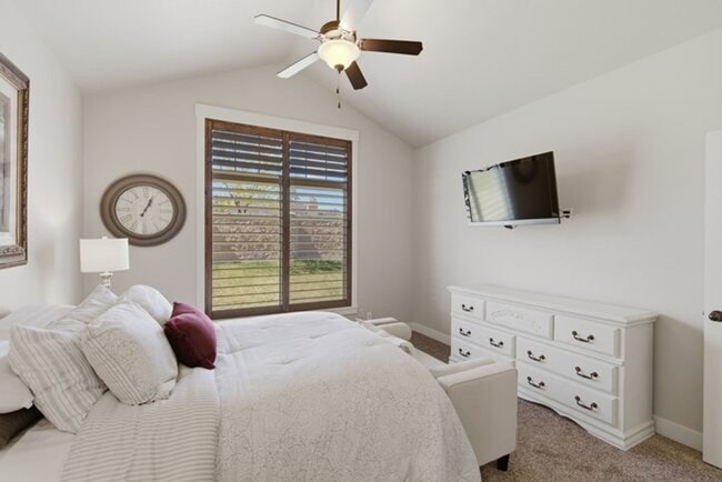 Building Photo - Beautiful Riverton Townhome in Gated Community!