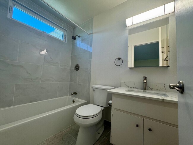 Building Photo - Lovely 3 bedroom single level home in Miss...