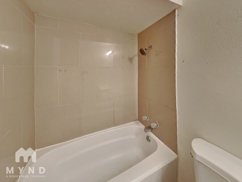 Building Photo - 5619 N 61st Cir