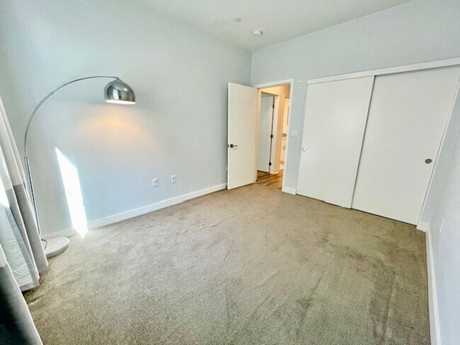 Building Photo - Spacious Newer Townhome in great Goleta Location