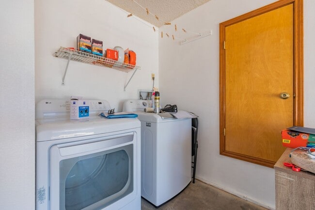 Building Photo - Beautiful 3 Bedroom/2 Bath Home