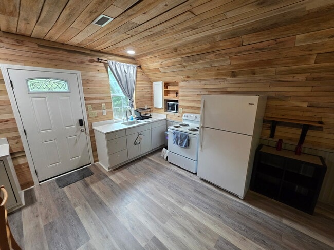 Building Photo - 820 Clearview Rd