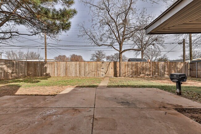 Building Photo - Completely renovated with beautiful updates!