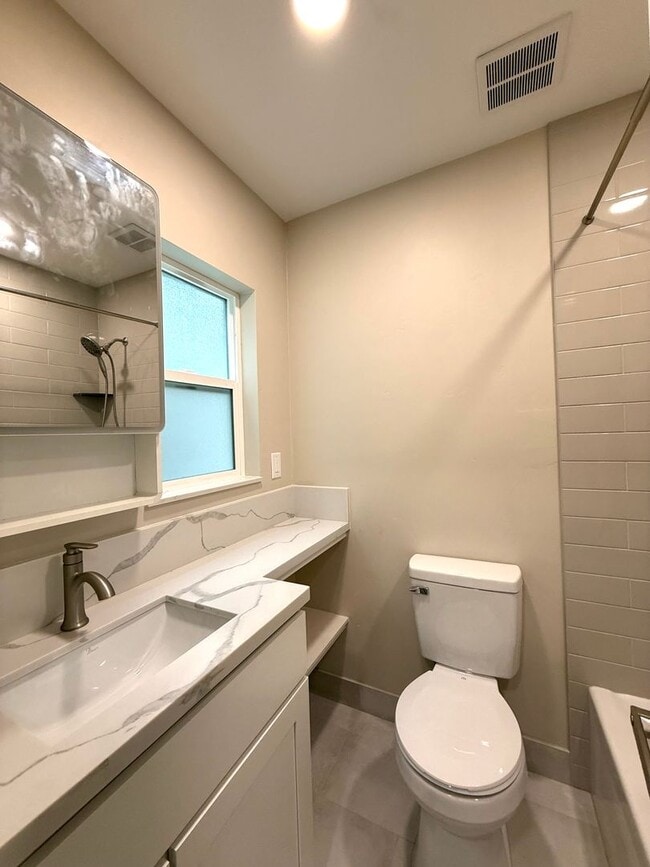 Building Photo - Fully Renovated - 1 Bed 1 Bath