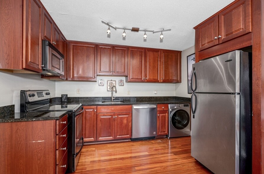 Building Photo - 2410 Skyline Dr