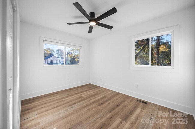 Building Photo - 8625 Cedarbrook Dr