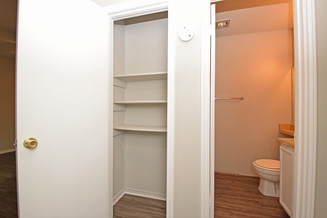 Building Photo - King Albert