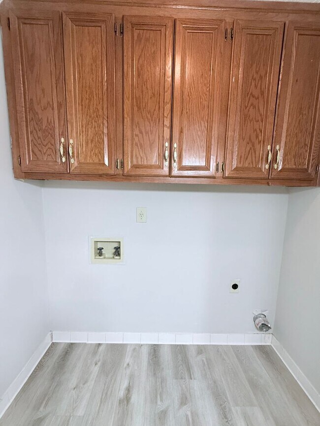 Building Photo - Downtown Sugar Hill Townhome - 2 bed/1.5 bath end unit