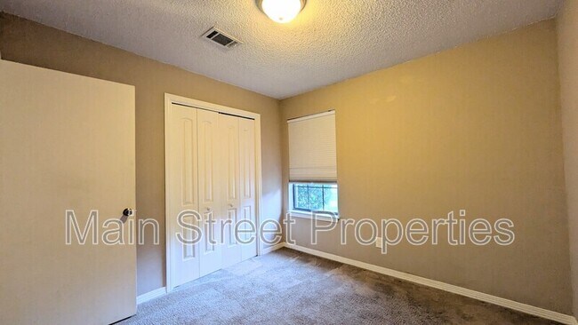 Building Photo - 7524 Sandy Creek Dr