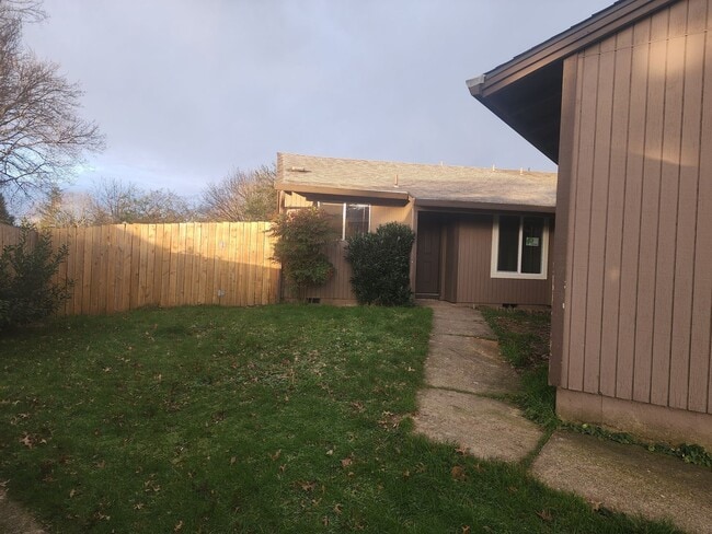 Building Photo - 903 Filbert Ct