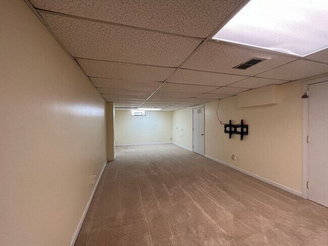 Building Photo - Updated Gahanna Home with Finished Basement & Fenced Yard