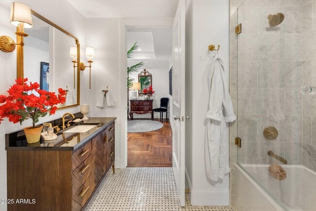 Building Photo - 2211 E Camelback Rd