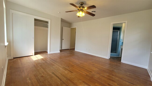 Building Photo - 801 Rosewood Dr