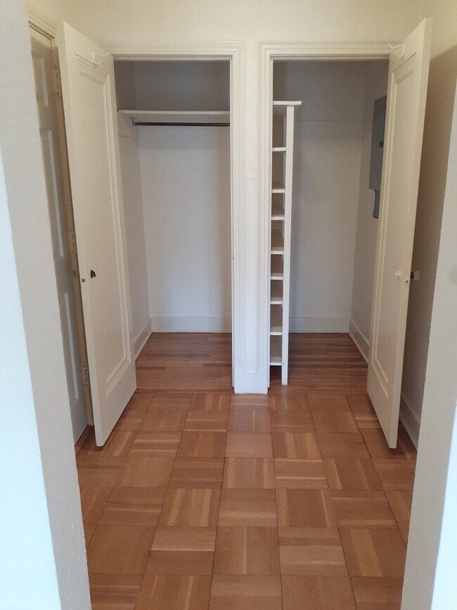 Building Photo - 769 Shady Dr E