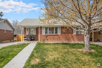 Building Photo - Garden Level 2 Bed, 1 Bath Duplex Availabl...