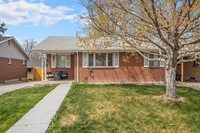 Building Photo - Garden Level 2 Bed, 1 Bath Duplex Availabl...