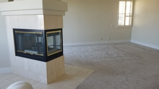 Building Photo - Fantastic and large home with forever view...