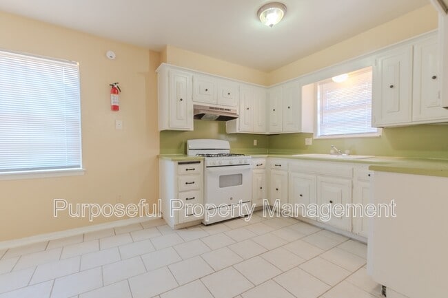 Building Photo - 809 Meadowgreen Dr