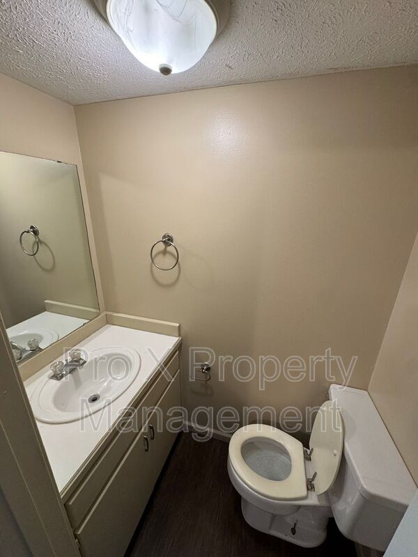 Building Photo - 619 E Bain St