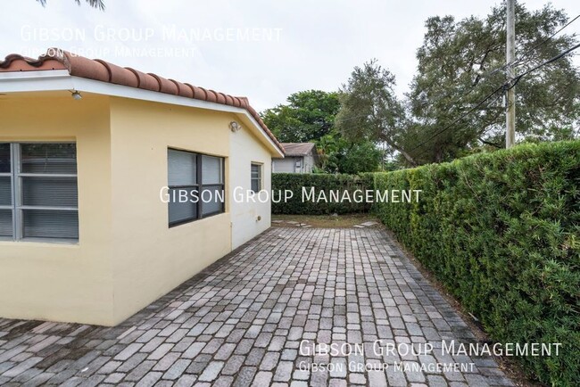 Building Photo - Spacious 1/1 by Las Olas with Washer and D...