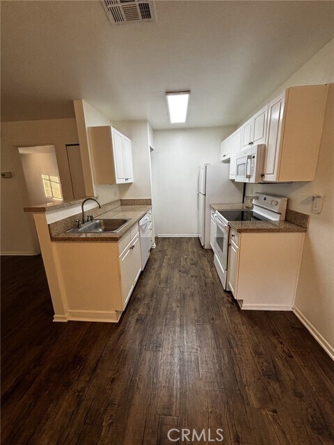 Building Photo - 1265 Kendall Dr