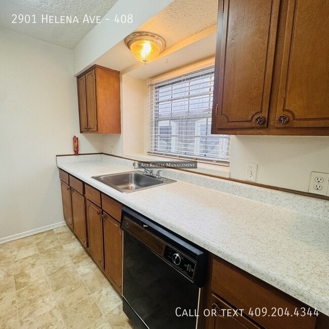 Building Photo - 2901 Helena Ave