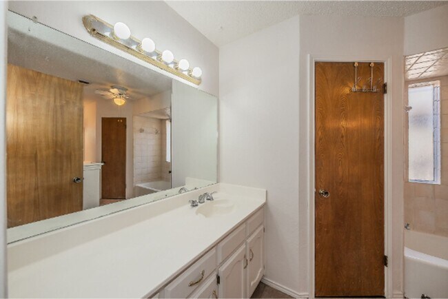 Building Photo - 6753 Spoonwood Ln