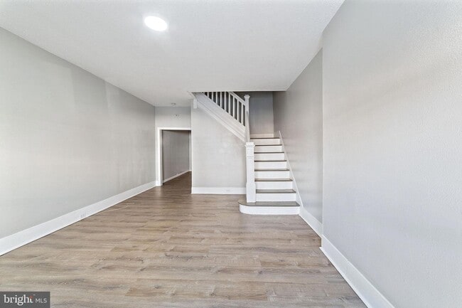 Building Photo - 1249 Kenwood Ave