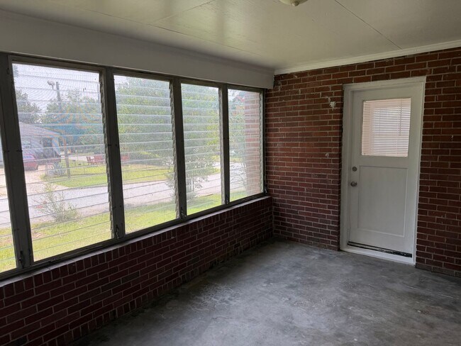 Building Photo - r2331a