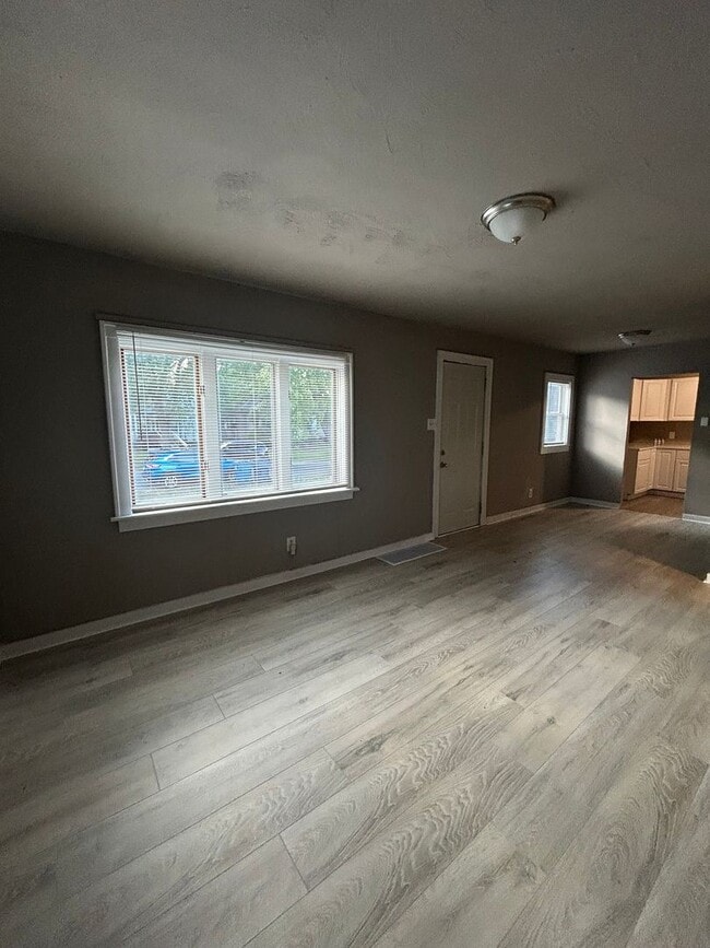 Building Photo - RENT THIS 2 BEDROOM ON A QUIET BLOCK!