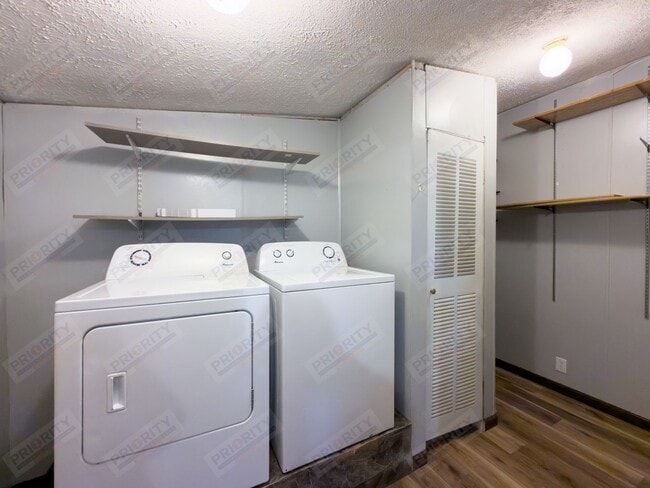 Building Photo - Spacious 4 bedroom single family home