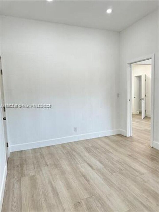 Building Photo - 695 NE 80th St