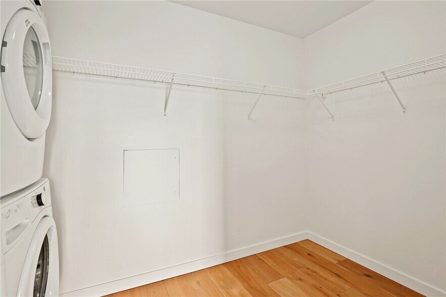 Building Photo - 1321 Seneca St