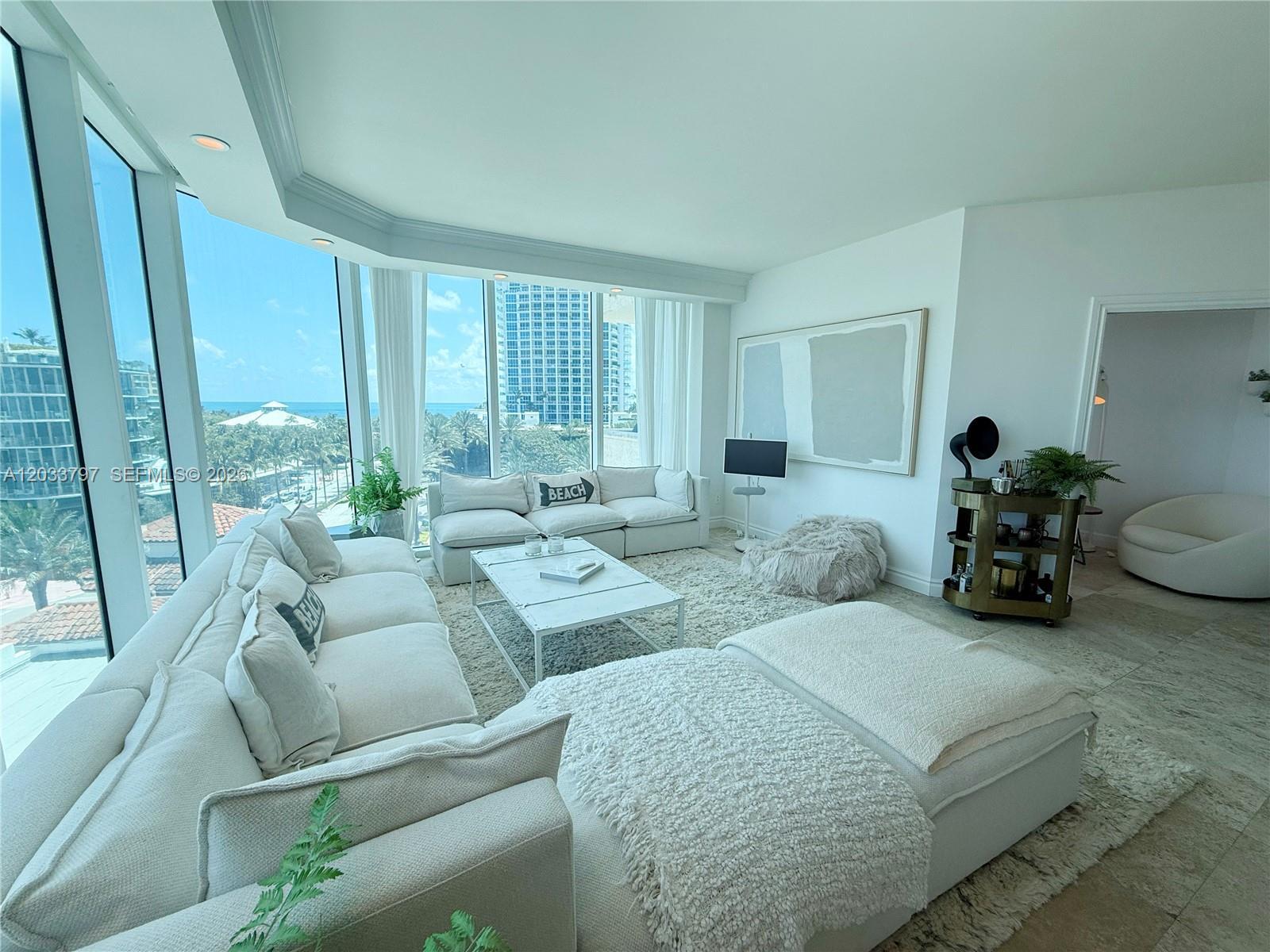 Building Photo - 300 S Pointe Dr