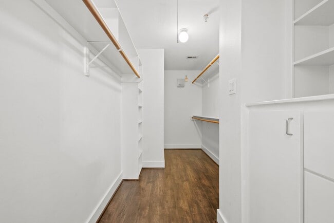 Building Photo - Gated 2BR Townhome Just Minutes from the T...
