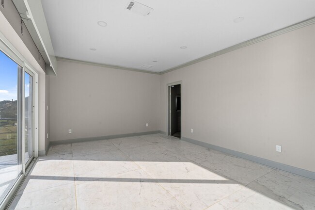 Building Photo - 703 Leaning Oak Trail