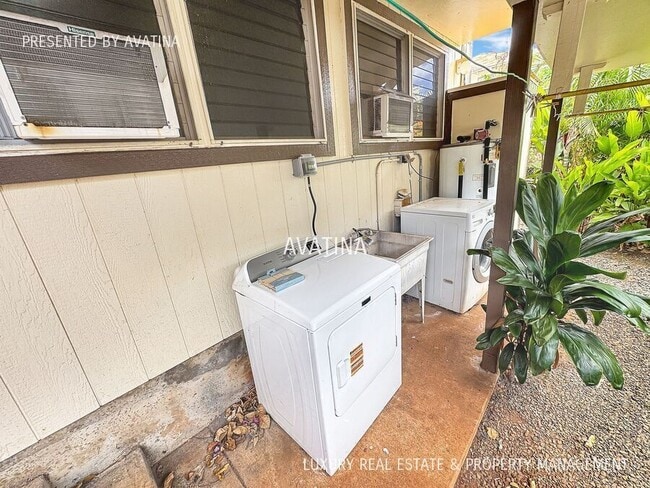 Building Photo - 3573 Alohea Ave