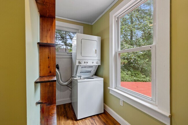 Building Photo - Charming Black Mountain Rental!