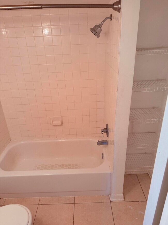 Building Photo - 1040 Lake Shore Dr