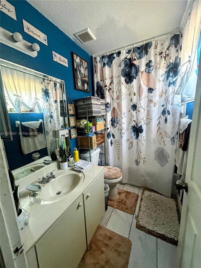 Building Photo - 972 SW 6th Ave