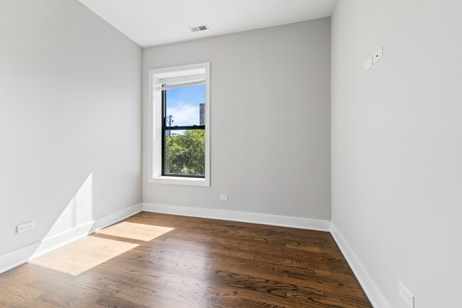 Building Photo - 1472 W Summerdale Ave