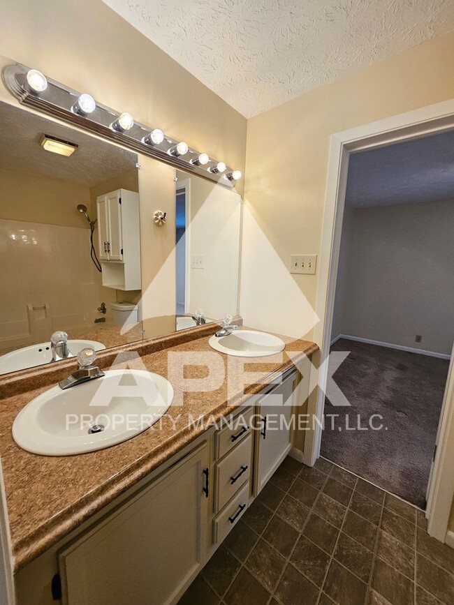 Building Photo - Spacious 2-Bdrm 1.5 Ba Townhouse style Con...