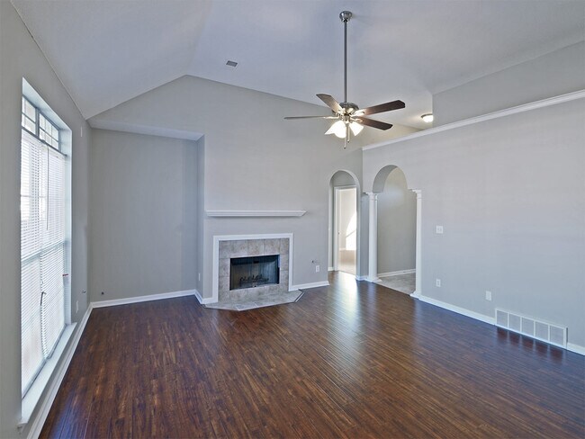 Building Photo - 3 bed, 2 bath with a Bonus room