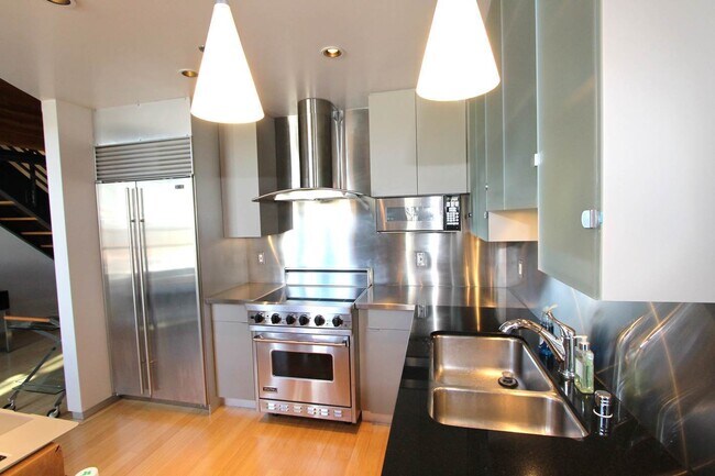 Building Photo - Rare Loft Style Condo, Huge Windows, High Ceilings, 1.5BR/2BA/3 Stories, Perfect Location!