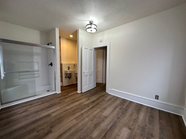 Building Photo - L1004